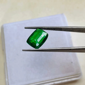 พลอยทซาโวไรต์ทรงคุชชั่น น้ำหนัก 4.26 กะรัต คุณภาพระดับ AAA พร้อมความเงางามระดับ AAA และสีเขียวสดใส ตัดและขัดเงาอย่างสมบูรณ์แบบ - Product Image 3