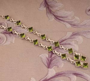 Colgante de peridoto natural en plata de ley, joyería de piedra de nacimiento de agosto, colgante de piedra preciosa verde hecho a mano, elegante regalo para mujer - Product Image 3