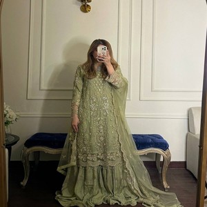 Conjunto Elegante VASTRA COTTAGE de Kurti, Pantalón y Dupatta, Top de Georgette con Bordado de Lentejuelas, Pantalón Palazzo, Ropa Étnica India con Estilo - Product Image 1