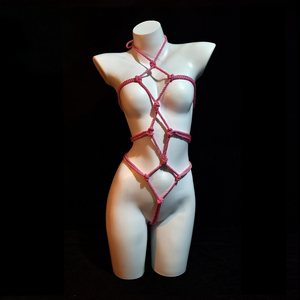 Robe harnais rouge en dentelle ajourée style bondage, lingerie transparente respirante, costume de clubwear à bretelles réglables - Product Image 4