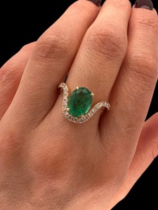 Bague en or émeraude verte avec halo de diamants, style chaîne tendance, bijou de créateur, pierre verte taille émeraude - Product Image 4