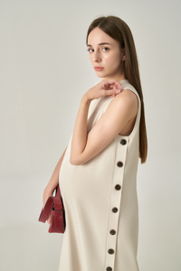 Robe midi minimaliste pour femme, sans manches, col rond, boutonnée sur le devant, fente latérale, en poly-spandex respirant, style décontracté et élégant - Product Image 4