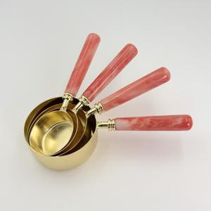 Juego de 4 piezas de tazas y cucharas medidoras de acero inoxidable con mango de resina y PVD dorado, con escala, herramientas de cocina para hornear, suministro de fábrica - Product Image 1