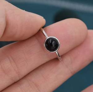 Anillo de Ónix Negro Genuino en Plata de Ley, Anillo de Ónix Negro Natural de 6 mm - Product Image 3