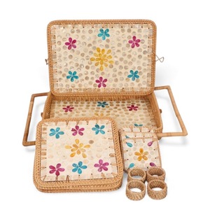 Ensemble de vaisselle bohème en bois rond avec incrustations florales colorées, plateau de pique-nique, sets de table et anneaux de serviette, durable et portable - Product Image 1
