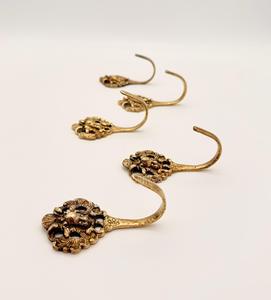 Crochet double en métal brossé élégant, solution de suspension robuste et durable - Product Image 2