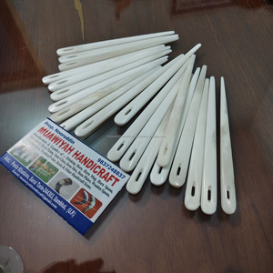Aiguilles à coudre et à tisser en os de buffle de bonne qualité. Les aiguilles présentent un grand chas et une finition blanche polie au meilleur prix. - Product Image 6