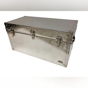 Caja de Almacenamiento Metálica Decorativa de Estilo Moderno, Protectores de Esquinas, Correas de Cuero, Gran Capacidad Multifuncional, Ahorra Espacio para Ropa - Product Image 1