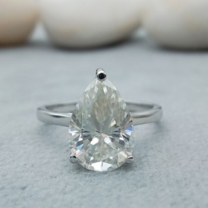 Satisfaction garantie à 100 % - Bijoux raffinés - Bague de fiançailles personnalisée en or 10 carats - Solitaire en forme de poire - Moissanite VVS - Bague de mariage en diamant - Product Image 1