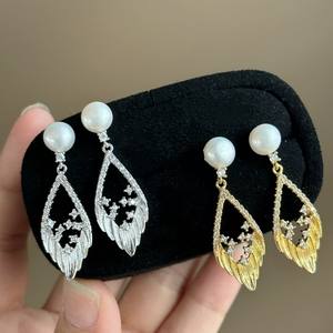 Pendientes Largos Elegantes para Mujer, Diseño de Nicho, con Pluma, Diamantes y Acabado Dorado Cepillado, Estilo Hoja, Dorado y Plateado - Product Image 1