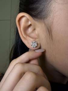 Clous d'oreilles en or 10K Radiance avec diamants de laboratoire en grappe, taille brillant ronde, sertis à griffes en forme de cœur, diamants de laboratoire de luxe certifiés IGI - Product Image 6