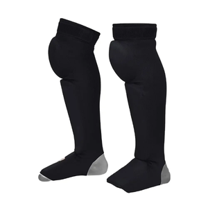 Protège-tibias et manchons de protection personnalisés pour le football avec logo sur mesure – Accessoires de protection en cuir au design personnalisé - Product Image 6