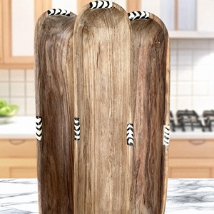 Plateau en bois long et élégant pour desserts et produits de boulangerie, idéal pour la présentation de snacks en café et l'utilisation sur table, provenant d'Inde. - Product Image 2