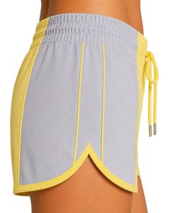 Shorts de sport pour femmes, jaunes et gris clair, à séchage rapide, respirants, taille élastique, pour la gym, le fitness, les loisirs et les activités sportives. - Product Image 5