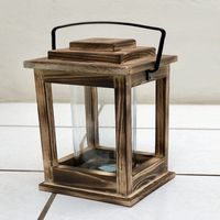 Lanterne à bougie en bois moderne, conçue pour une présentation élégante des bougies dans les espaces intérieurs, les environnements extérieurs et la décoration hôtelière.