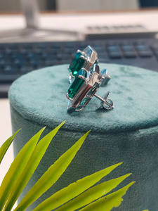 Pendientes de diamantes verdes con corte Asscher en oro blanco, una combinación llamativa de elegancia vintage y brillo moderno con un color intenso. - Product Image 4