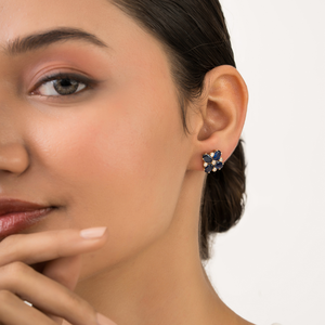 Boucles d'oreilles clous florales en or jaune 14 carats serties de saphirs bleus et de diamants, design inspiré de l'Art Déco, dernière collection, pour femmes, vente en gros, bijoux personnalisés - Product Image 4