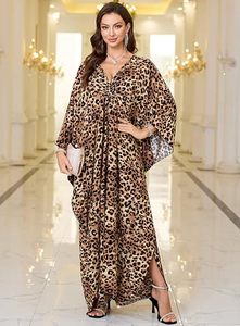Robe longue kaftan imprimé léopard, col en V, manches chauve-souris, coupe ample, en mousseline, décontractée d'été, avec ourlet fendu - Product Image 4