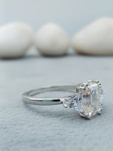 Bague de fiançailles tendance en or massif 14 carats avec diamant de laboratoire taille émeraude VVS/VS 2 carats de D'vins Jewels, certifiée IGI - Product Image 2