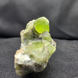 Cristal de peridoto verde con forma de columna y brillo vidrioso - Product Image 1