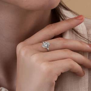 แหวนหมั้นเพชรทรงรีที่ได้รับการรับรองจาก IGI ประดับเพชรทรงมาร์คีส์และทรงกลม ตัวเรือนทองคำแท้ เครื่องประดับสำหรับงานแต่งงาน - Product Image 4