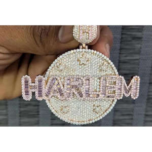 Medallón con nombre de diamante de moissanita personalizado colgante en plata de ley colgante con diamante de moissanita helado - Product Image 1