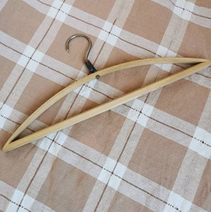 Cintre en bois massif de luxe fait main, à épaules larges et antidérapant, pour présentation en magasin de vêtements et boutique - Product Image 2