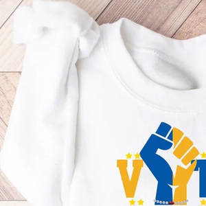 Sudadera personalizada VOTE blanca para mujer, con estampado gráfico de la hermandad griega Sigma Gamma Rho, cuello redondo, estilo casual, de forro polar. - Product Image 2