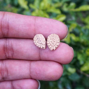 Boucles d'oreilles en bois sculpté Radha Tulsi – Bijoux ethniques spirituels faits à la main, accessoires de mode en bois naturel, vente en gros - Product Image 2