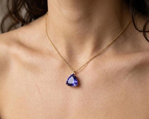 Collier pendentif triangle en quartz bleu, bijou minimaliste en cristal de guérison, chaîne dorée, pierre énergétique, cadeau pour femme - Product Image 1