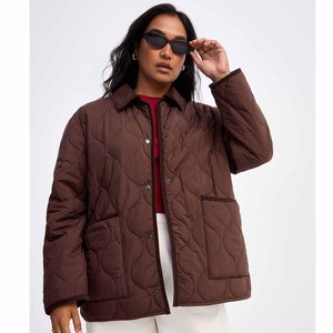 Chaqueta Acolchada Marrón para Mujer, Cuello Camisero, Cierre de Botón, Bolsillos con Parches, Abrigo de Invierno - Product Image 1
