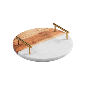 Magnifique plateau de service rond alliant bois naturel et marbre blanc, avec élégantes poignées en métal doré au design moderne, pour servir les aliments. - Product Image 2