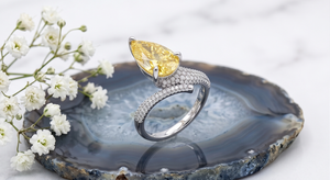 Anillo de Diamante Amarillo Corte Pera de Laboratorio con Engaste Pavé para Mujer, Joyería de Lujo, Regalo para Compromiso, Boda o Fiesta - Product Image 5