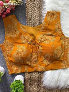 Blusa de Algodón Ajrakh de Primera Calidad con Estampado Ajrakh, Elástico Lateral, Cuello en V, Sin Mangas y Botones Delanteros, Exportador de Moda Femenina - Product Image 4