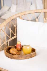 Bandeja Redonda Rústica Mediana de Madera de Mango, Hecha a Mano con Asas de Hierro, Bandeja Decorativa Sostenible para Cocina - Product Image 5