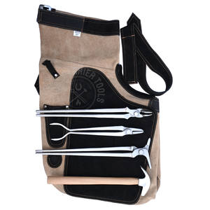 Ensemble d'équipement de fermeur robuste en cuir avec marteau à sabots, pince à sabots à pointe chaude, pince à sabots à pointe ronde et pince à clous - Product Image 1