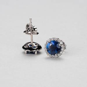 Boucles d'oreilles clous halo en saphir bleu, en platine, pierres précieuses, bijoux de luxe, design entièrement personnalisable - Product Image 2