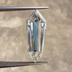 Diamante Cultivado en Laboratorio con Corte Antiguo Tipo Daga |   Diamante pulido con corte baguette cónico |   Anillo de compromiso con diamante suelto de efecto centro azul - Product Image 1