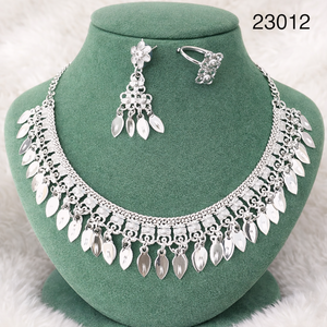 Conjunto de Collar y Pendientes Florales Chapados en Oro Indio de Última Moda para Mujer, Joyería para Compromiso y Boda - Product Image 1