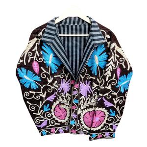 Veste d'hiver pour femme ART&ART, écologique, respirante, en coton, col mandarin, matelassée, broderie florale rouge, ethnique - Product Image 2