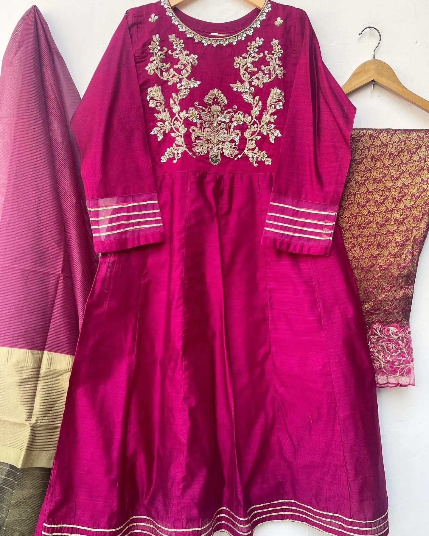 トレンディな服装のパキスタンの女性のファンシードレス刺繍フロック3ピーススーツEid Wear