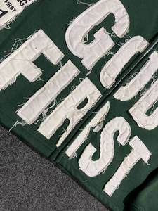 Sudadera con capucha verde para hombre con cremallera, estampado de letras 'God First' con aplique, forro polar informal, 100% algodón, corte regular, ropa de invierno, logotipo personalizado - Product Image 2