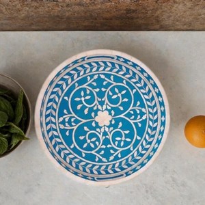 Bandeja de Madera con Incrustaciones de Hueso y Trabajo Artesanal Intrincado - Product Image 1