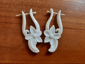 Pendientes de Hueso Blanco Hechos a Mano – Estilo Boho Chic Ligero, Artesanía Natural - Product Image 5