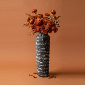 Vase à fleurs côtelé artisanal noir, finition rustique avec accents argentés vieillis, pour la décoration intérieure moderne - Product Image 2