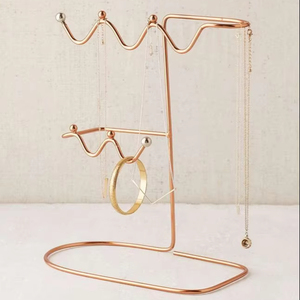 Organizador de joyas de oro rosa para collares, pendientes, pulseras con elegante soporte de exhibición para anillos y accesorios con estilo - Product Image 1