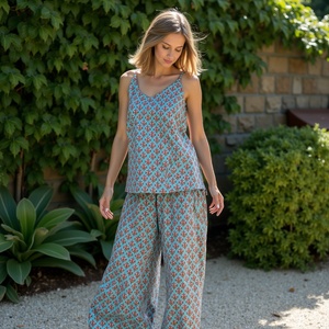 Conjunto de salón de algodón floral verde y blanco hecho a mano de Winebs con camisola de correa ancha y pijama con bolsillos para mayor comodidad - Product Image 1