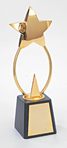 Magnifique trophée étoile dorée avec accent en cristal et base en bois. Disponible aux prix de gros. - Product Image 3