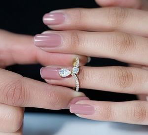 Bague Toi et Moi en Or 18 carats avec Diamant de Laboratoire Taille Poire, Bague de Fiançailles en Or avec Bande Pavée Torsadée Style Tiara, Cadeau d'Anniversaire pour Elle - Product Image 2