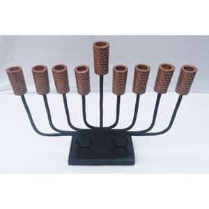 Le porte-bougie en métal transforme une flamme ordinaire en une spectacle captivant de lumière et d'ombre, ajoutant profondeur et chaleur. - Product Image 2